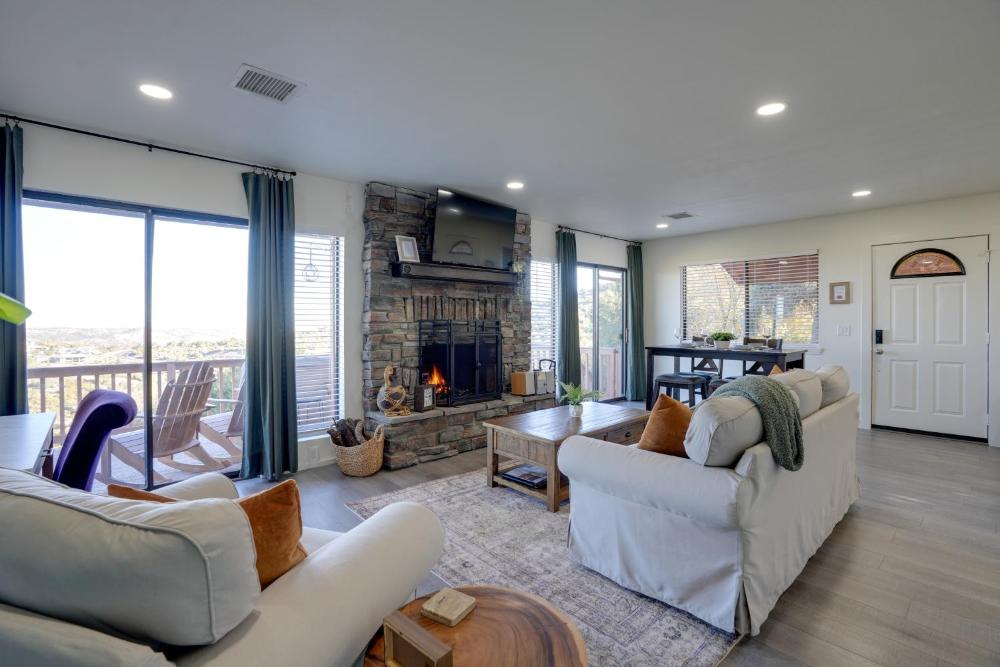 Hot Tub, Mountain Views Scenic Prescott Home
